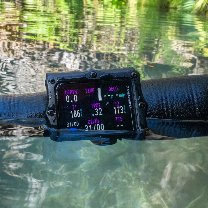 /userfiles/product_gallery_images/origin/Black-Perdix-3-dive-computer-on-divers-wrist-in-water.webp